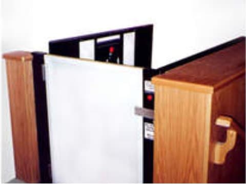 Signature Elevators & Accessible logo